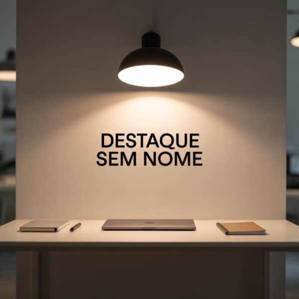 Um escritório moderno com uma mesa iluminada por um foco de luz, contendo um laptop, um caderno e uma caneta, sem textos visíveis.
