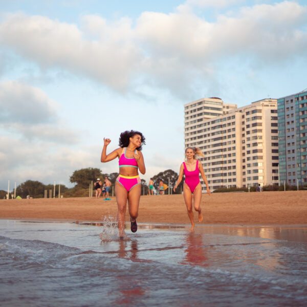 Como o clima carioca e a proximidade de praias impactam a escolha de uma casa