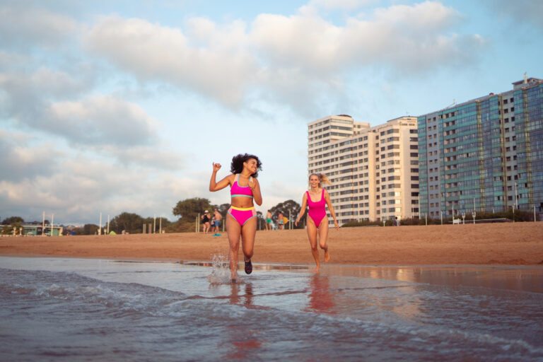 Como o clima carioca e a proximidade de praias impactam a escolha de uma casa