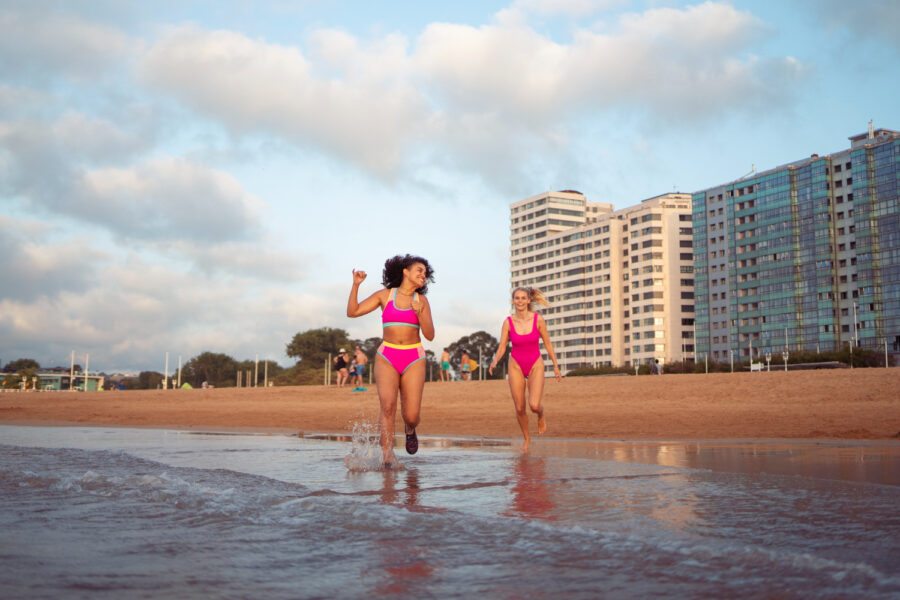 Como o clima carioca e a proximidade de praias impactam a escolha de uma casa