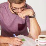 Investir ou quitar dívidas: qual decisão tomar primeiro?
