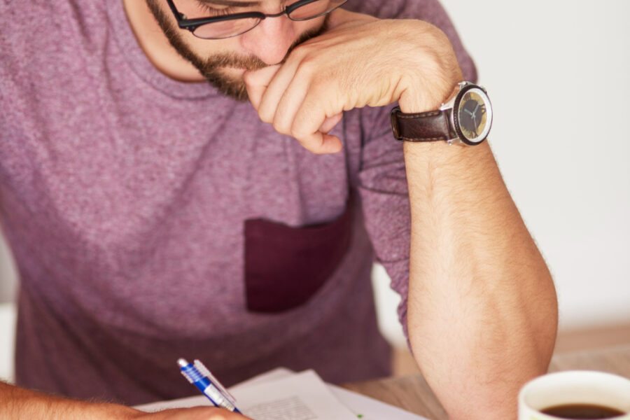 Investir ou quitar dívidas: qual decisão tomar primeiro?