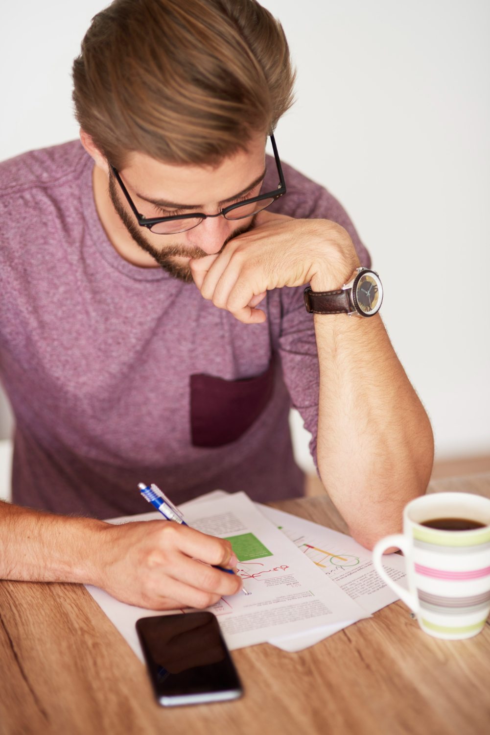 Investir ou quitar dívidas: qual decisão tomar primeiro?